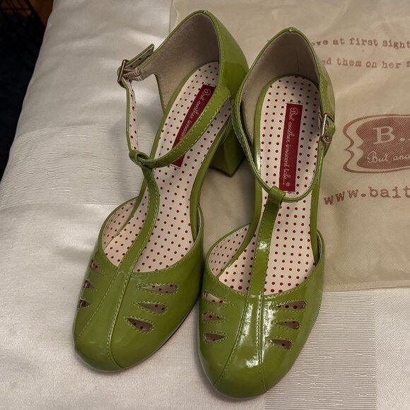 B.A.I.T. – “Robbie” Celery Green Vintage/Retro-Inspired T-Strap Shoes (Size 8.5) - Picture 1 of 6